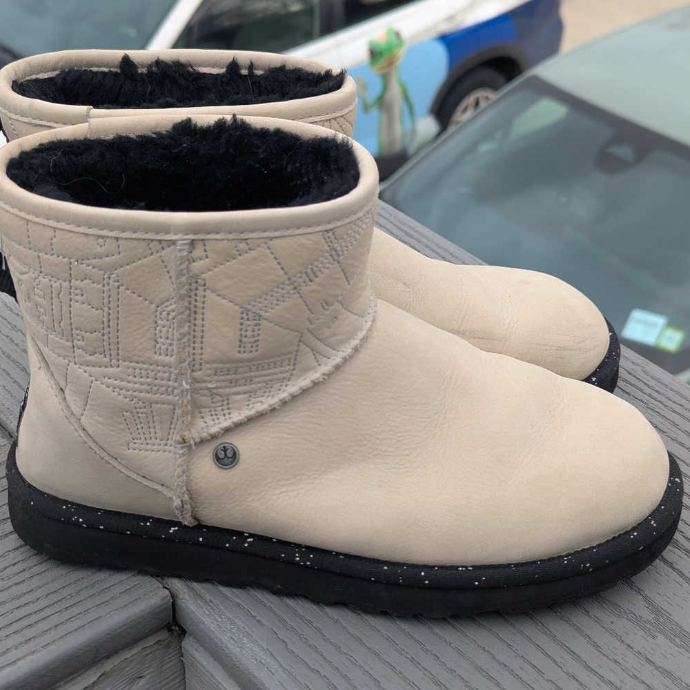 UGG Mini Star Wars - Size 8